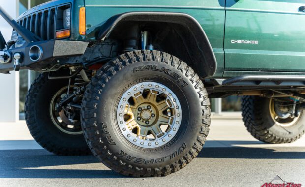 King suspension on jeep cherokee offroad build with falken tires and beadlock wheels