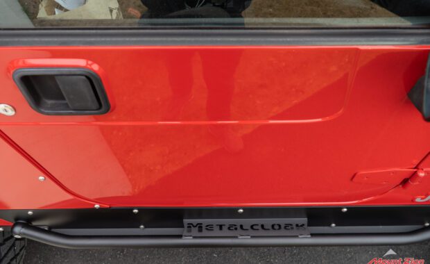 red jeep door with mealcloak side step